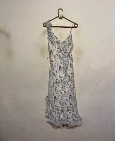 Weißes florales Druck-Midikleid mit Rüschen und Spaghettiträgern