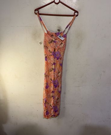 Orangen- und lila-blumengemustertes Unterkleid
