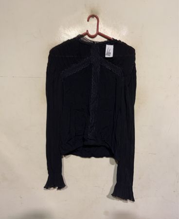 CAMATEU Schwarze Bluse mit langen Ärmeln und Spitzendetails