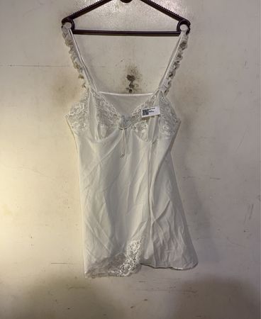 Slipkleid mit weißer Spitzenborte