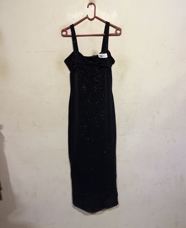 Schwarzes Kleid mit Glitzerdetails und Schleifenakzent