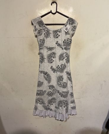 Weißes Kleid mit schwarzem Blumenmuster und Pailletten