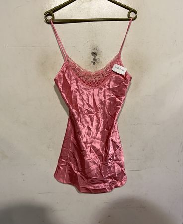 Rosa Satin-Hemdchen mit Spitzensaum