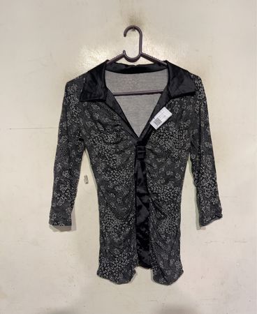 Schwarz-weiße gemusterte Bluse