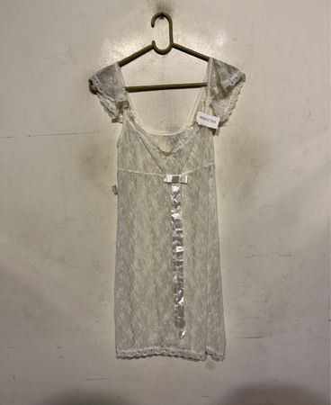 Weißes Spitzenkleid mit Rüschendetail
