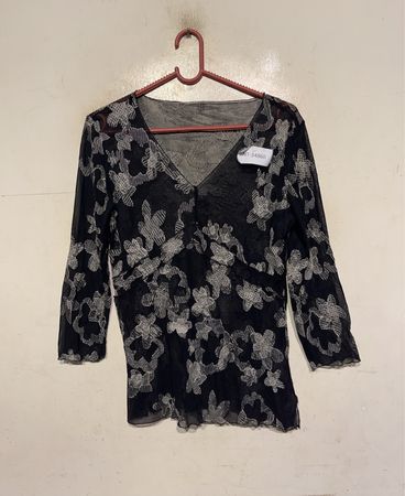 Schwarzes transparenter Blumenmuster V-Ausschnitt 3/4-Ärmel Oberteil