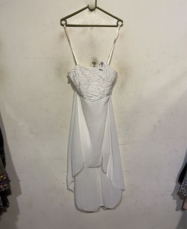 Rückenfreies Hoch-Tief-Kleid mit Spitzenoberteil
