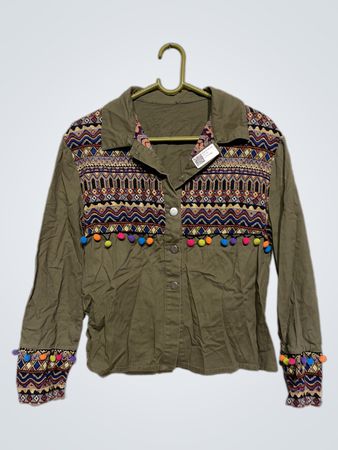Khaki-Jacke mit bunten Pompons und gesticktem Muster