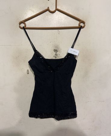 Schwarzes Top mit Pailletten und Spitzenbesatz