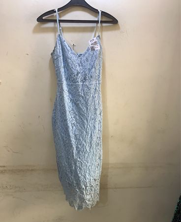 Hellblaues Spitzen-Spaghettiträgerkleid