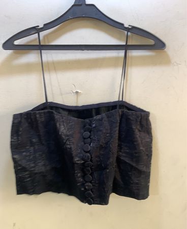 Schwarzes strukturiertes Crop Top mit Spaghettiträgern und Knopfleiste