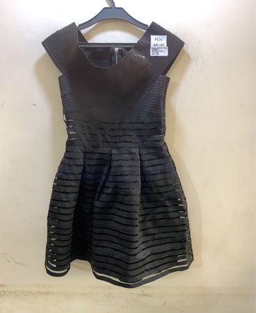 Schwarzes Kleid mit strukturierten und durchsichtigen gestreiften Details