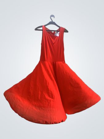 Rotes ärmelloses Kleid