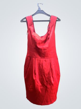 Rotes ärmelloses Kleid