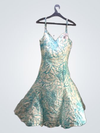 Weißes und blaues Blumenmusterkleid