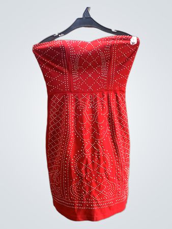 Rotes, mit Nieten besetztes trägerloses Kleid
