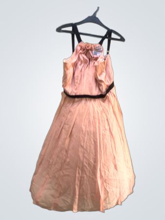Rosa Volantkleid mit schwarzen Trägern