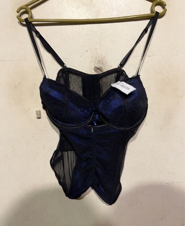 Blauer und schwarzer Body mit Etikett