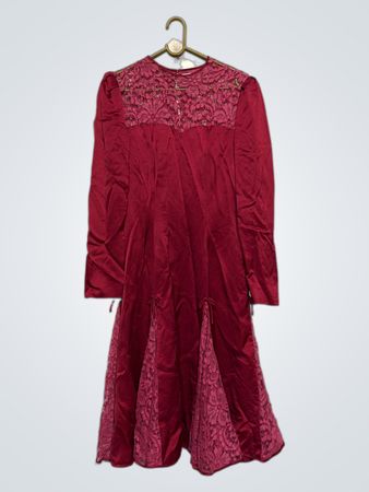 15. Ärmelloses Kleid in Burgunderrot mit Spitzenbesatz