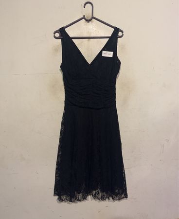 Schwarzes Spitzen-V-Ausschnitt-Kleid