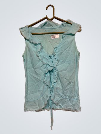 Hellblaues ärmelloses Rüschentop