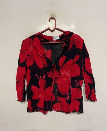 Rote und schwarze Bluse mit Blumenmuster