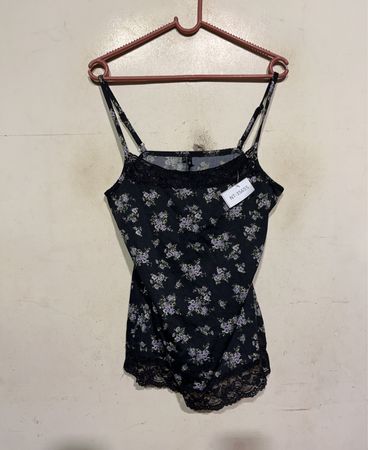 Schwarzes Floralspitzen-Besatz-Cami