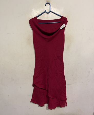 Rotes Kleid mit Volant-Saum