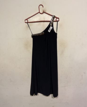 INGA Schwarzes Ein-Schulter-Kleid mit verziertem Dekolleté