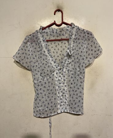 Bluse mit Rüschensaum und durchscheinendem Blumenmuster