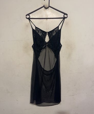 Schwarzes Spitzen-Babydoll mit gepunktetem Durchsichtigen