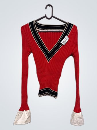 Rotes V-Ausschnitt Ripp-Strickpullover mit weißen Bündchen