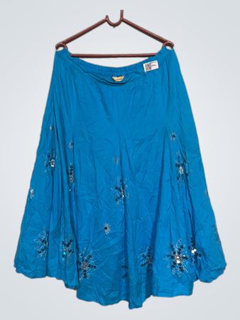 Blau verzierten Rock