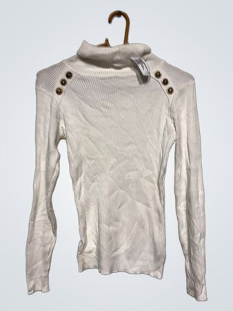 Weißer Rippstrick-Pullover mit Kragen und goldenen Knöpfen