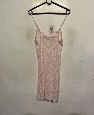 Rosa Spitzenunterkleid mit schwarzem Schleifchen