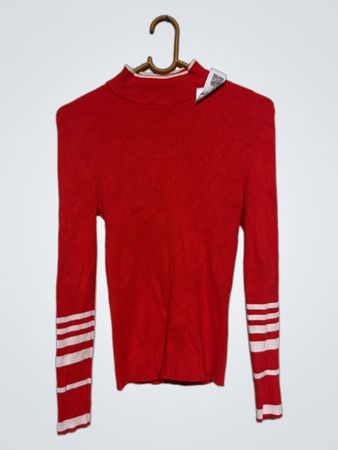 Roter Rippstrick-Pullover mit Stehkragen und weißen Streifen an den Ärmeln