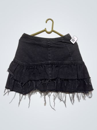 Schwarzer Denim-Rüschensrock mit ausgefranstem Saum
