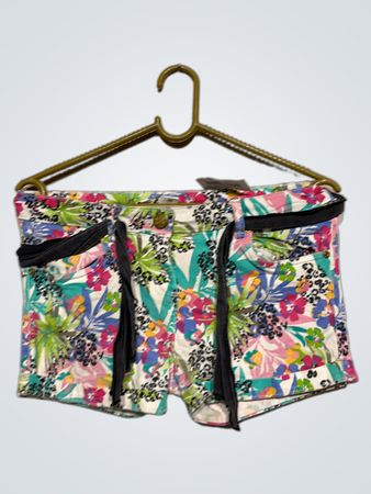 Blumenmuster-Shorts mit schwarzem Gürtel