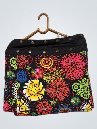 Schwarzer Rock mit buntem Blumenmuster