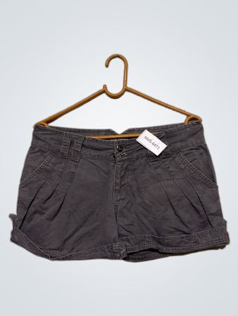 Graue Shorts