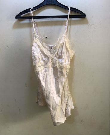 Camissole mit weißem Spitzenbesatz