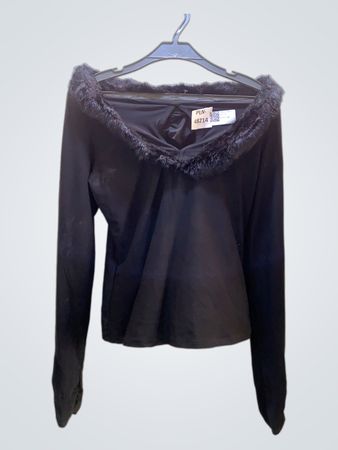 Schwarzes Off-Shoulder-Top mit Fellbesatz