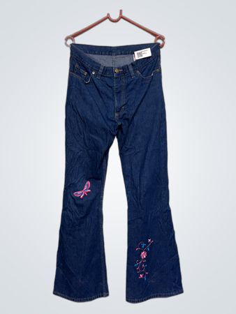 Blaue Denim-Flagger-Jeans mit besticktem Schmetterling und floralen Details