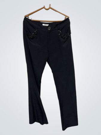 Schwarze Hose mit bestickten Taschen
