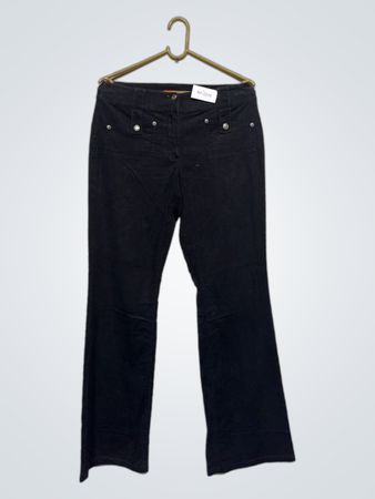 Schwarze Flare-Hosen mit NP-2210-Tag