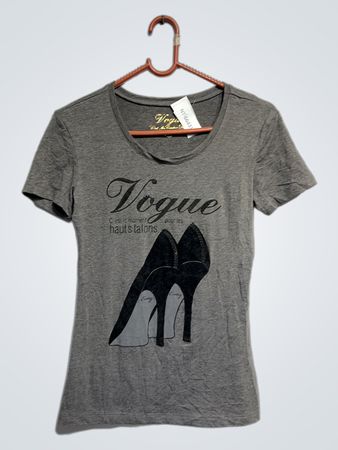 Vogue T-Shirt mit High Heels Grafik