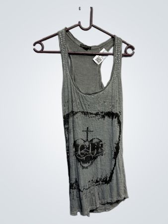 Graues Tanktop mit Herz- und Kreuzgrafik