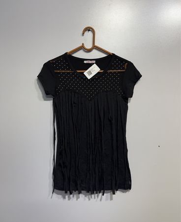 Schwarzes T-Shirt mit Nieten und Fransen-Detail