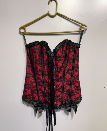 Rotes und schwarzes Spitzenmieder
