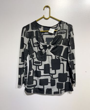 Schwarz-weiß geblümte geometrische Bluse